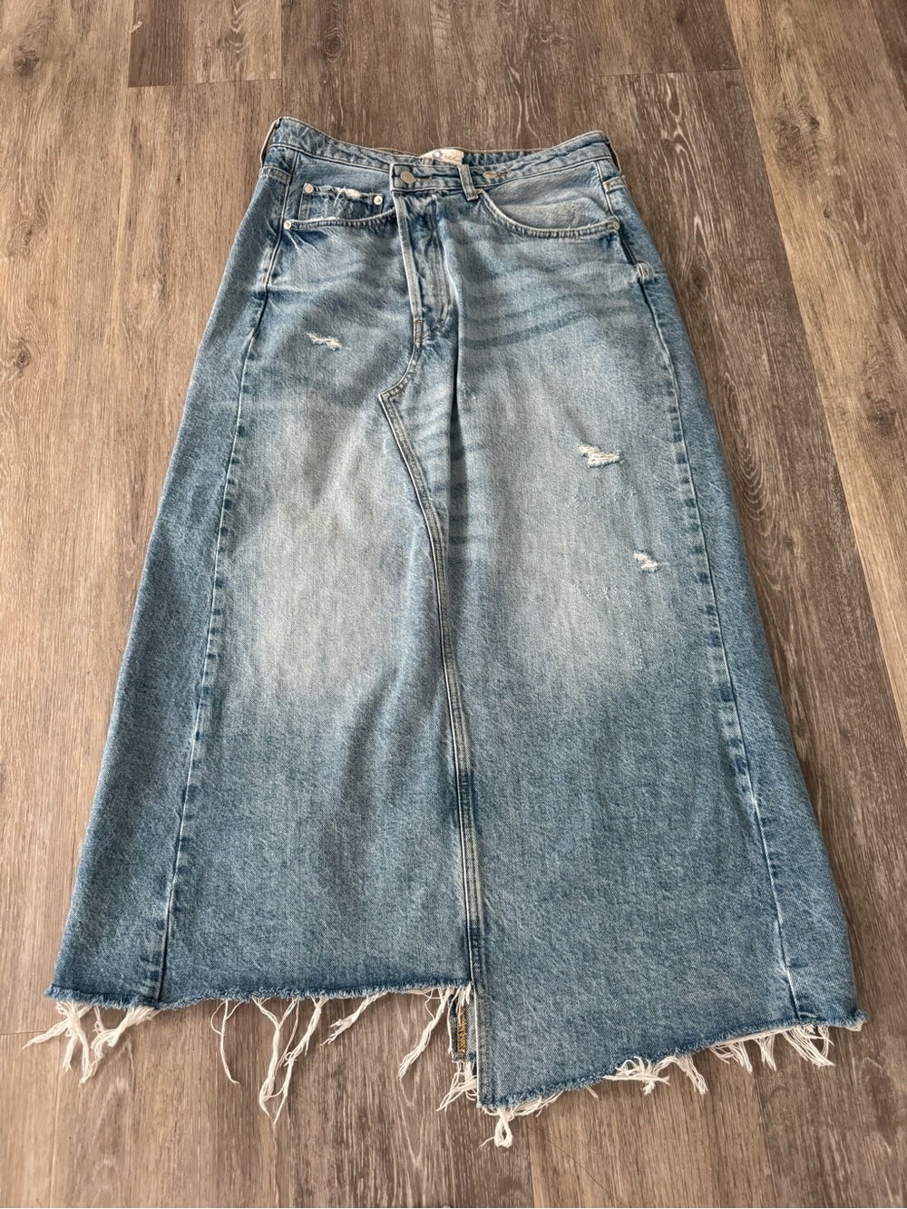 We The Free Midi denim Skirt featuring an asymmetrical raw-edge
